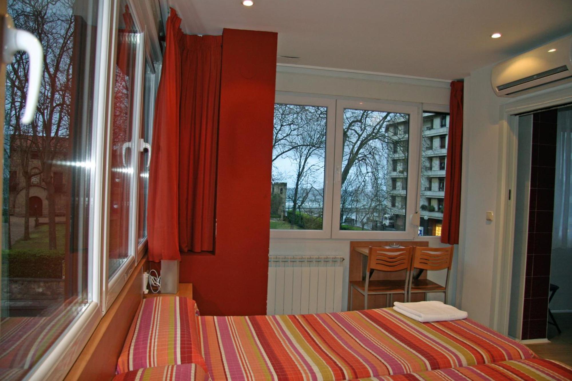 Ekia Pentsioa Hotel Zarautz Buitenkant foto