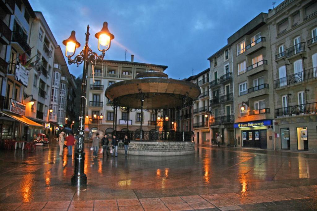 Ekia Pentsioa Hotel Zarautz Buitenkant foto