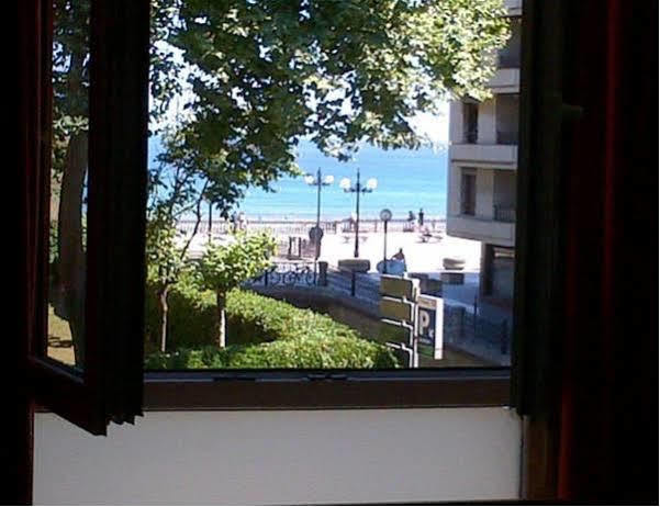 Ekia Pentsioa Hotel Zarautz Buitenkant foto